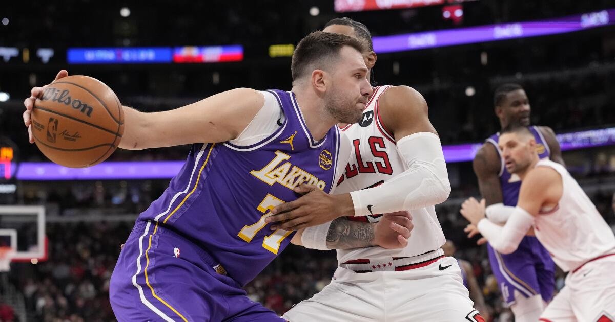 Luka Doncic anota 46 puntos y hace ocho triples mientras los Lakers vencen a los Bulls