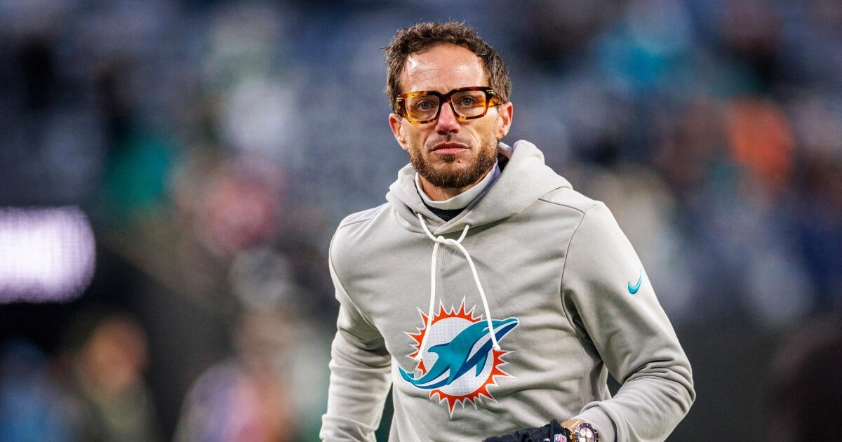 Los Chargers contratan al ex entrenador de los Dolphins, Mike McDaniel, como coordinador ofensivo