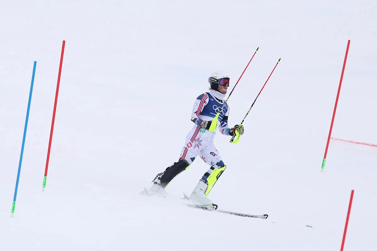 Juegos Olímpicos de Invierno 2026: el atleta noruego Lie McGrath lanza pértigas y se tumba en la nieve tras un sorprendente retiro en slalom