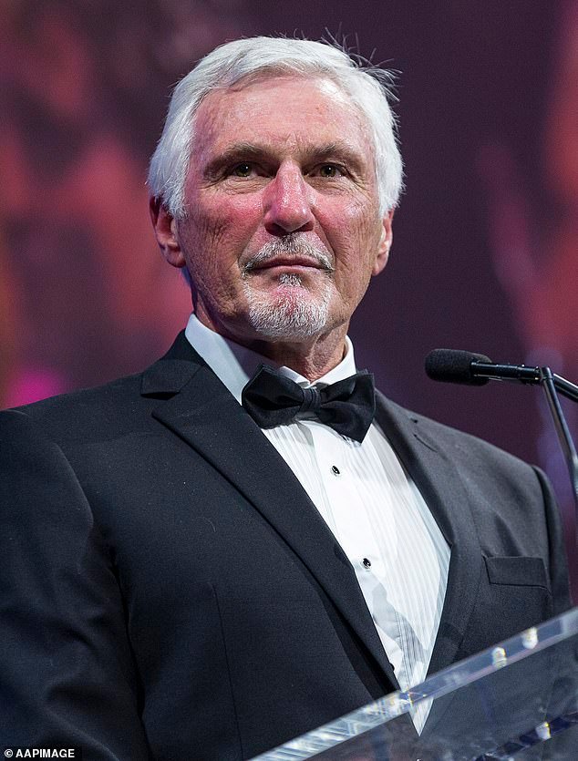 La leyenda del fútbol Mick Malthouse comparecerá ante el tribunal después de resultar herido luchando contra tres presuntos invasores para proteger a su esposa.