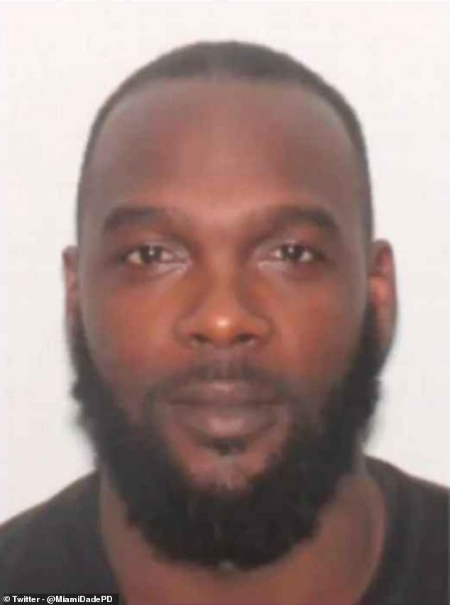 El ex jugador de fútbol de Miami tenía un arma, un motivo y la oportunidad de matar a un compañero de equipo en 2006, dicen los fiscales en el juicio.