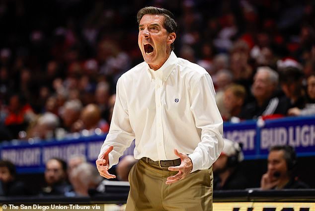 El entrenador de baloncesto de la Fuerza Aérea, Joe Scott, dejará el equipo en medio de una investigación sobre el trato a los jugadores.