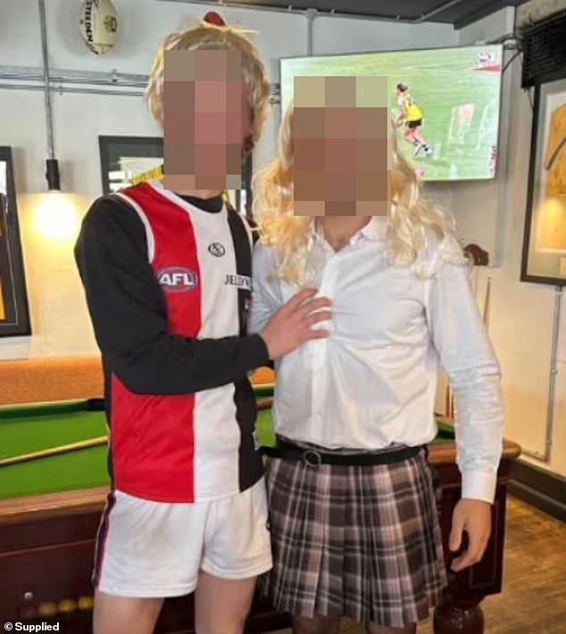 Furia cuando los jugadores de fútbol castigaron por vestir trajes inapropiados del ‘Sábado tonto’