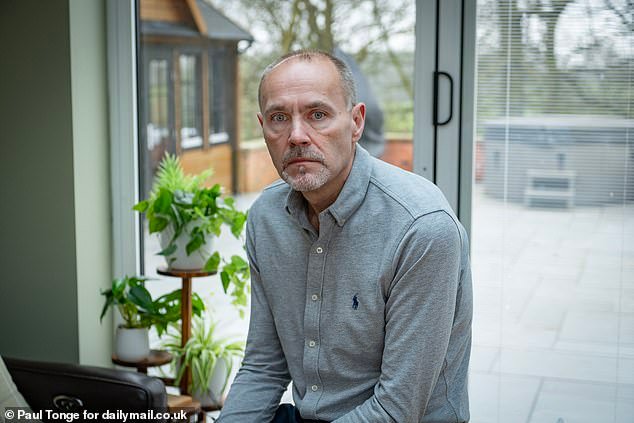 La policía arrestó a cinco sospechosos después de que una pandilla con martillos irrumpiera en la casa de un hombre de negocios, lo atacara a él y a su esposa y se llevara su colección de relojes valorada en un millón de libras esterlinas.