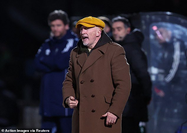 “Ian Holloway lanza una perorata asombrosa con el jefe de Swindon Town atacando a los ‘COBARDES’ mientras toma la decisión ‘absolutamente repugnante’ de prohibir a su capitán con un aviso de 24 horas”.
