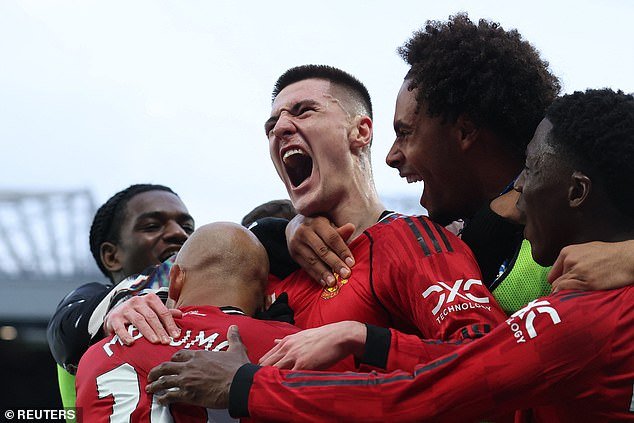 Michael Carrick ha aportado más alegría en tres partidos que Rubén Amorim en un año. No le importa, no fue bonito… sobre todo si las emociones y los derrames garantizan el fútbol de la Liga de Campeones, escribe IAN LADYMAN