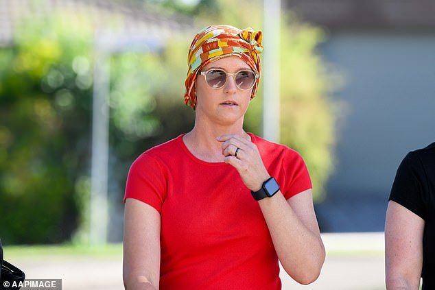 La heroica policía Amy Scott llega a la investigación de Bondi Junction a pesar de recibir quimioterapia para un cáncer poco común