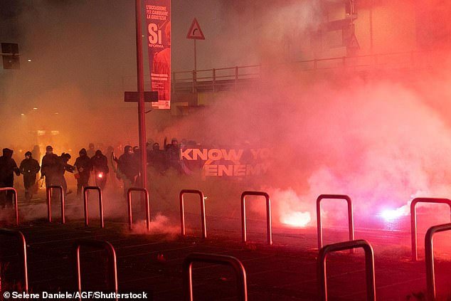 La policía antidisturbios se enfrenta a manifestantes en los Juegos Olímpicos de Invierno de Milán bajo gases lacrimógenos y seis detenidos