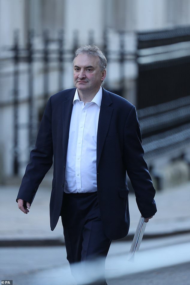 Starmer ‘ordena personalmente’ un pago de 260.000 libras esterlinas para el jefe de la función pública que eligió para ‘recablear el estado’ hace apenas 14 meses… así que ahora ¿forzará el nombramiento de un mandarín que ha enfrentado acusaciones de intimidación?