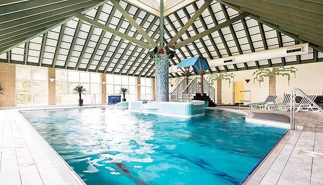 El Ministerio del Interior condena el comportamiento “absolutamente perturbador” de los solicitantes de asilo en un hotel spa después de que fueron vistos “observando a niñas”