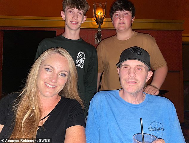 ¡Mi nuevo amor me ayuda a cuidar de mi marido discapacitado! Mamá revela cómo está lidiando con una terrible lesión cerebral