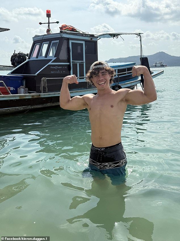 Brit, de 23 años, muere tres semanas después de que un accidente de motocicleta lo dejara en coma mientras su familia desconsolada describe una “pesadilla viviente”