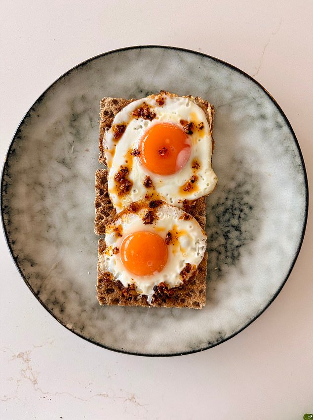 Frivita? Una nueva tendencia extraña: los hombres de la Generación Z están comiendo huevos fritos en Ryvita