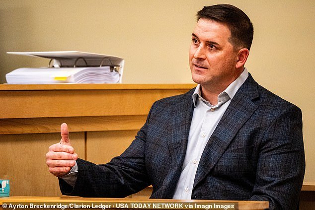 El entrenador de fútbol de Ole Miss provoca indignación con un mensaje a las compañeras embarazadas de sus jugadores: “No se despierta para las comidas de medianoche”