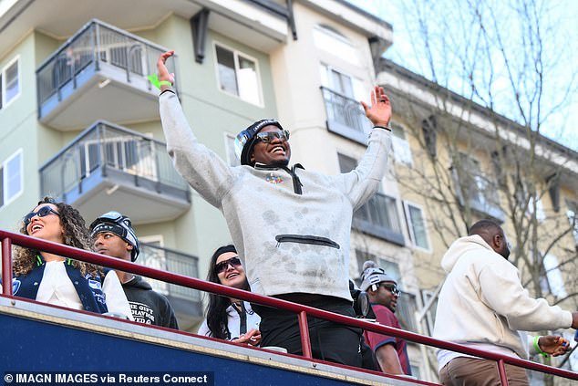 El MVP del Super Bowl responde al gerente general por una extraña broma sobre el contrato durante el discurso del desfile de los Seahawks