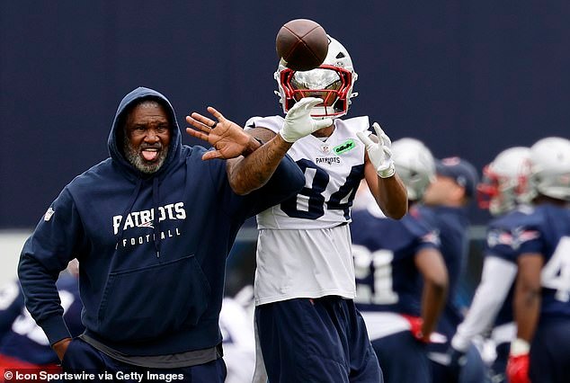 Los Patriots le dan un nuevo rol al entrenador que luchó contra el cáncer durante toda la temporada después de la angustia del Super Bowl