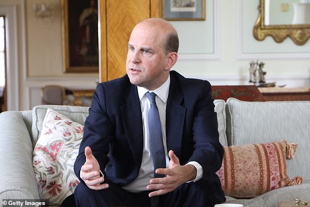 Cómo el principal enviado británico a la OTAN, de 55 años, mantiene relaciones bastante poco diplomáticas con su AP italiana de 29 años