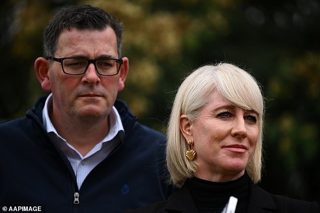 Dan Andrews FINALMENTE rompe su silencio sobre el accidente de bicicleta y automóvil que lo ha perseguido durante años, ya que afirma que él y su esposa fueron DEMASIADOS víctimas.