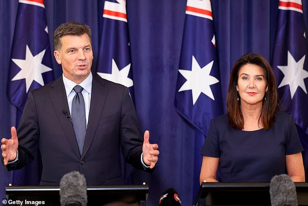 Una sola foto muestra el primer cambio de Angus Taylor después de convertirse en líder liberal, y contrasta marcadamente con Anthony Albanese.