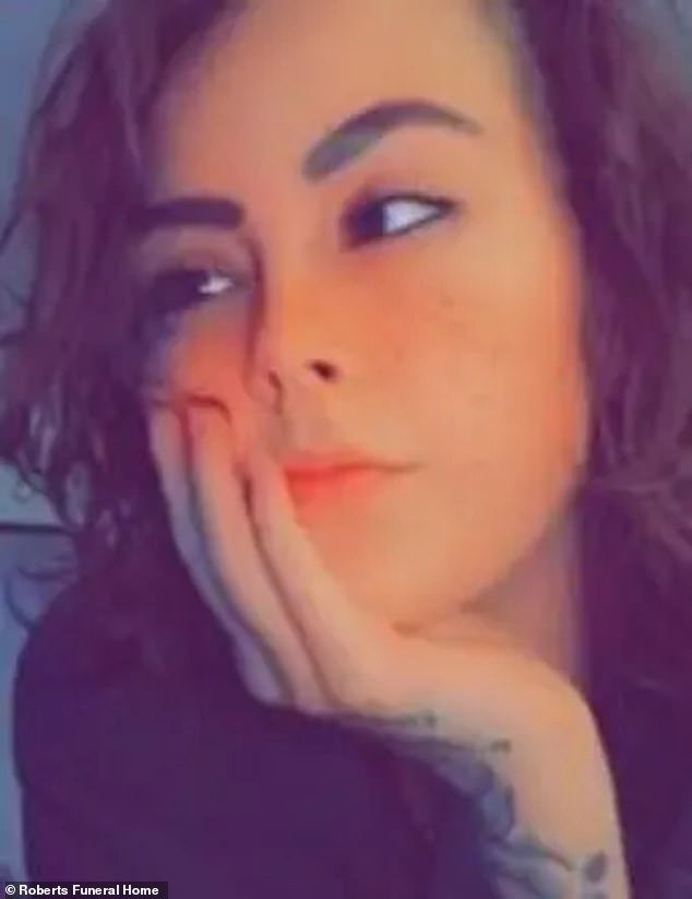 Una adolescente de Ohio acusada de atropellar a su novia embarazada asistió a una vigilia en su honor que se convirtió en un “disturbio”.