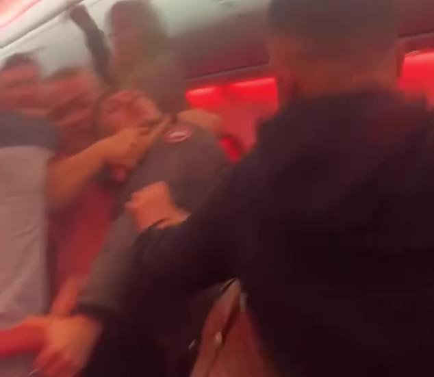 Estalla una pelea masiva entre británicos en el vuelo Türkiye-Manchester, dejando “sangre y dientes en el suelo” y obligando al avión a desviarse