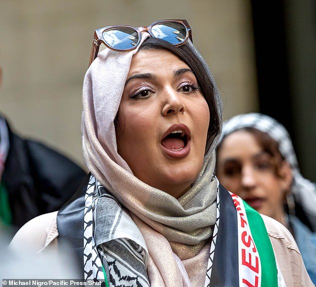 Famoso activista palestino ‘bromea’ diciendo que los perros deberían prohibirse como mascotas en Nueva York después de ver ventisqueros llenos de excrementos