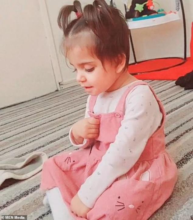 Madre mató a sacudidas a su hija de dos años y mintió sobre asfixia con una galleta, mientras ambos padres encarcelaban