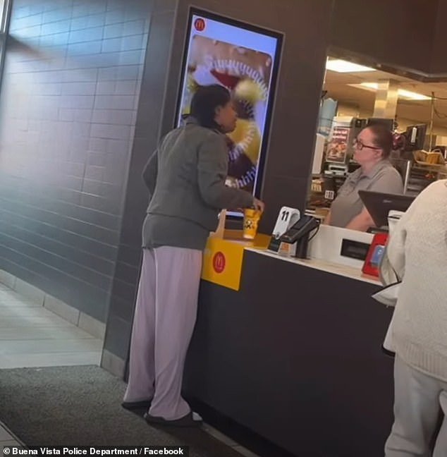 Un cliente de McDonald’s es encarcelado tras arrojar café caliente a una empleada que tardó demasiado en entregarle su pedido.