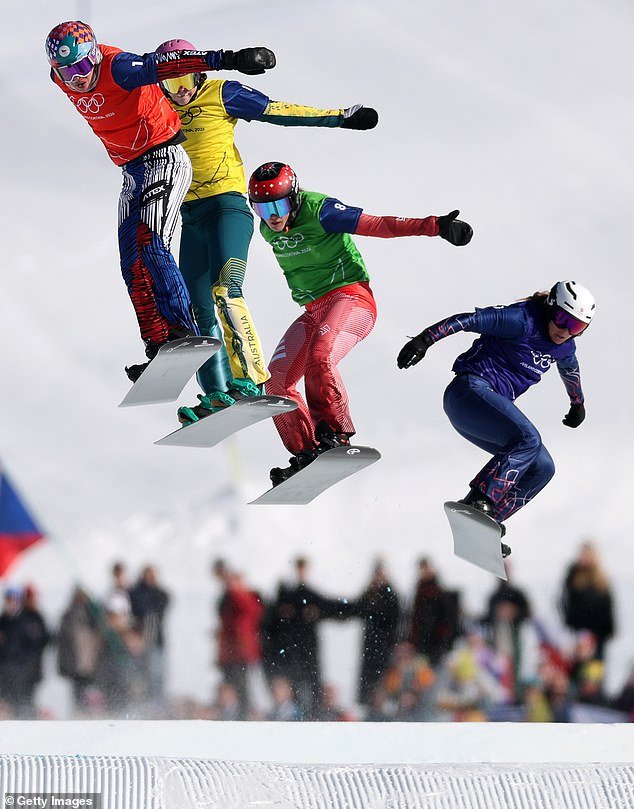 Furia y desesperación por la aspirante a medalla británica Charlotte Bankes mientras vuelve a sufrir angustia en los Juegos Olímpicos de Invierno en la respuesta del snowboard a Wacky Races