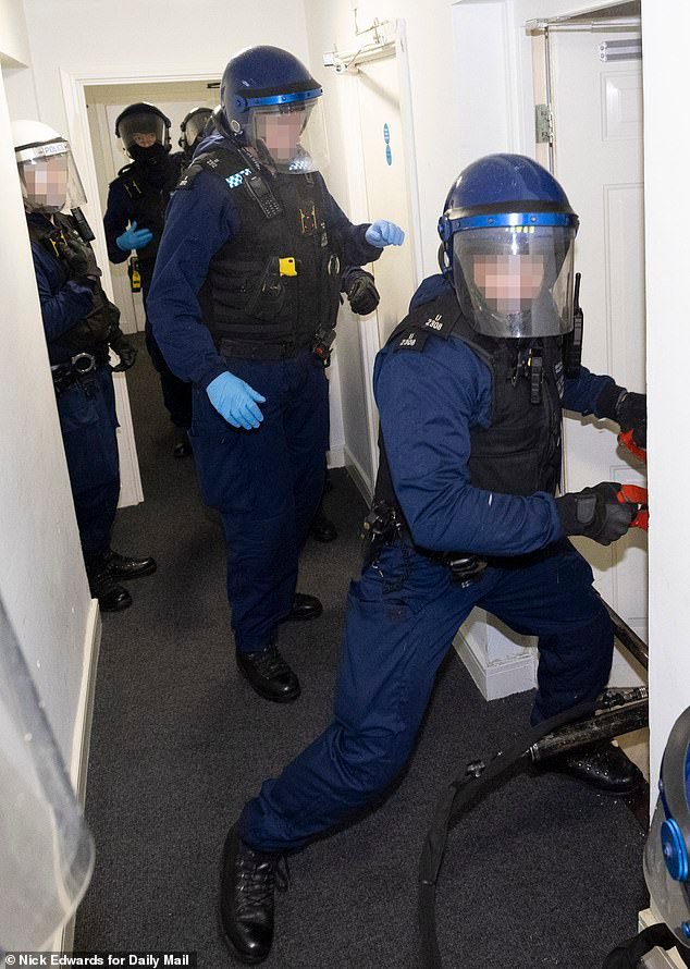 Se recluta a niños en las redes sociales para robar teléfonos antes de ir a la escuela por £400 cada uno… y luego hacerlo de nuevo si quedan en libertad bajo fianza, admite el jefe de la Policía Metropolitana.