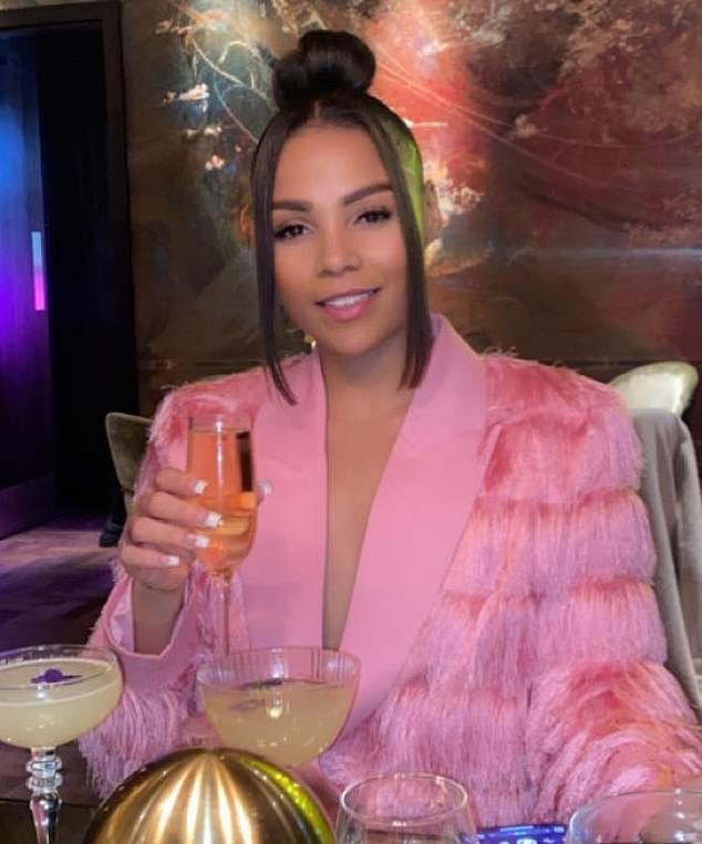 Maestra expulsada de clase por enviar mensajes de Snapchat inapropiados a un niño ‘vulnerable’ al que enseñaba en una escuela especial