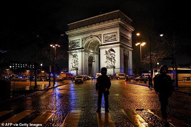 Un “hombre cuchillo” asesinado a tiros en el Arco de Triunfo de París por policías armados después de “intentar atacar a un policía”