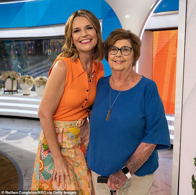 Se teme que NO haya cámaras grabando autos yendo y viniendo cerca de la casa secuestrada de Nancy Guthrie… mientras el sheriff es atacado OTRA VEZ