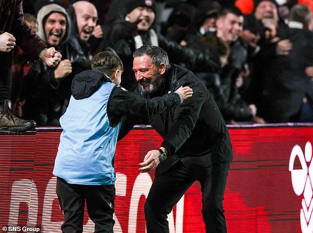 Rey de corazones: desde goles tardíos y jugadas con el recogepelotas hasta declaraciones de intenciones bajo la mirada omnisciente de Tony Bloom, el jefe de Tynecastle, Derek McInnes, nunca ha parecido más preparado para una pelea por el título que ahora.