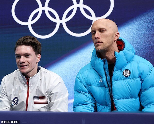 Conoce al hombre más ocupado de los Juegos Olímpicos: el coreógrafo cuenta con 16 patinadores de 13 países… ¡y todas las chaquetas para demostrarlo!