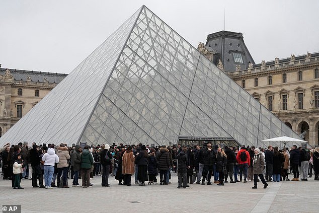 Nueve personas arrestadas en París después de que la policía francesa detuviera un contrabando de billetes falsos de 8,7 millones de libras en el Louvre