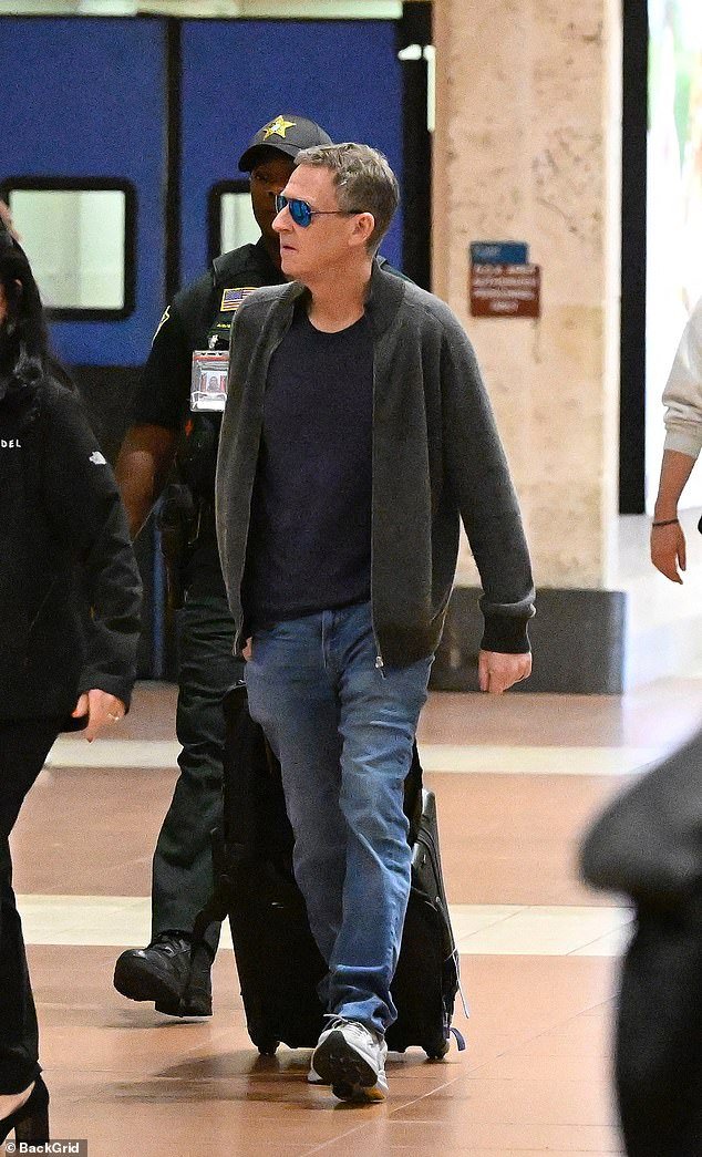 El marido de Savannah Guthrie rompe la tapadera en el aeropuerto de Florida por primera vez desde que desaparece la madrastra Nancy