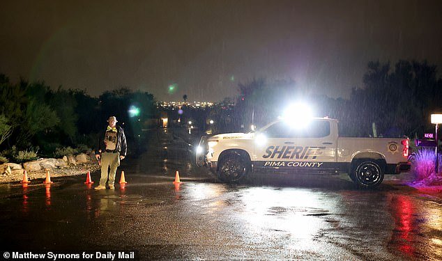 La policía ‘saca a un hombre y una mujer de su casa’ durante una redada SWAT en una propiedad en busca de la desaparecida Nancy Guthrie