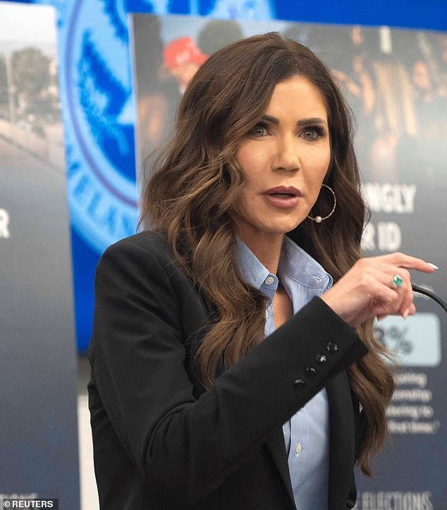 Kristi Noem termina abruptamente su conferencia de prensa cuando se le pregunta sobre el derribo de un globo de fiesta por parte de CBP que obligó a cerrar el aeropuerto.