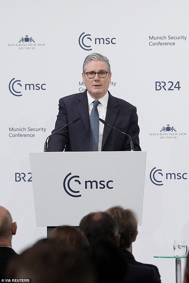 Starmer envía una fuerza de ataque naval al norte de Groenlandia mientras advierte que la fuerza de Putin está creciendo y dice que votar por la Reforma o el Verde podría provocar una guerra.