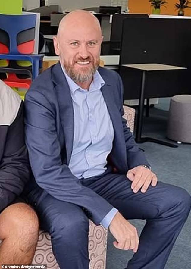 Impactante actualización sobre un alto ejecutivo que arrojó una silla y noqueó a un compañero de trabajo en un popular club de striptease