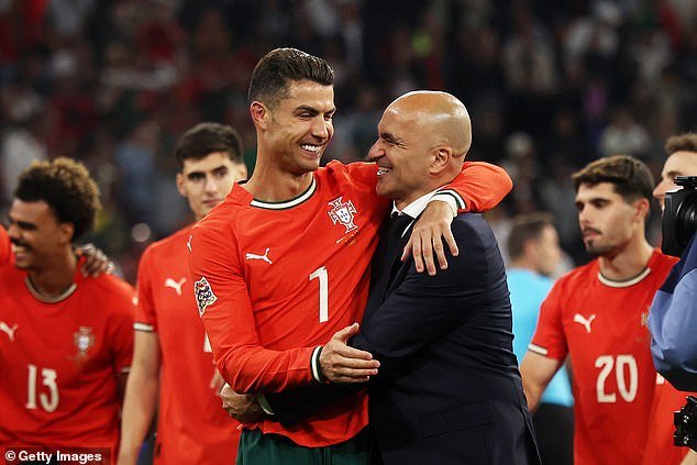El técnico de Portugal, Roberto Martínez, explica cómo es trabajar con Cristiano Ronaldo, mientras la superestrella de £ 488.000 al día pone fin a la impactante huelga saudita