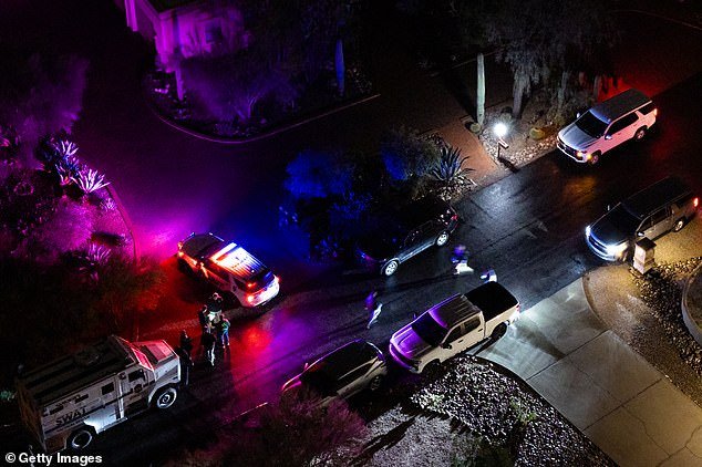 Los investigadores de Nancy Guthrie arrestaron a cuatro, ya que un vecino afirma haber visto a una persona dispararse en la cabeza y el Range Rover estaba cubierto de sábanas mientras la policía investigaba su baúl.