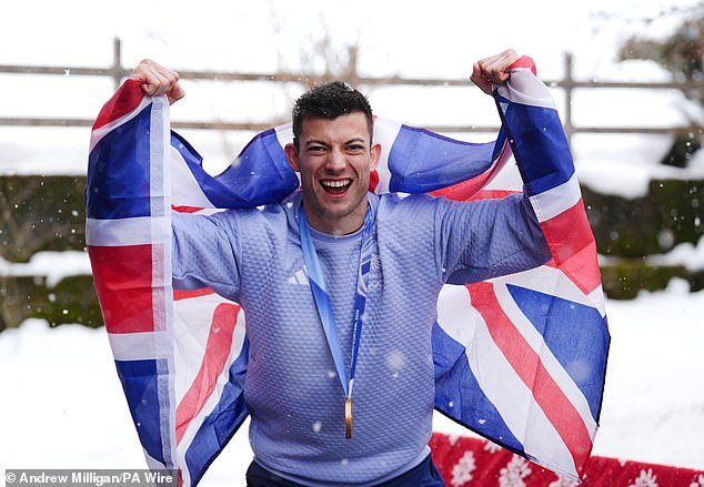 ENTREVISTA A MATT WESTON: Cómo celebró el primer medallista de oro de los Juegos Olímpicos de Invierno del equipo GB con una pizza Margherita y dónde guarda a su ‘pequeño bebé’ después de su victoria esquelética