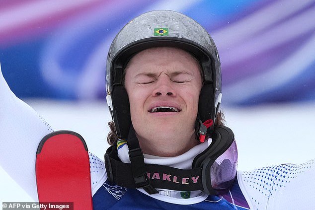 ¡Esquí de samba! Brasil gana el primer oro de los Juegos Olímpicos de Invierno en esquí alpino mientras la emotiva estrella del slalom dice que “la diferencia es su superpoder”