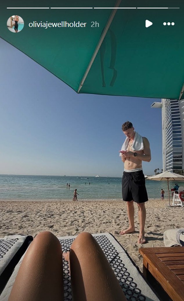 Cole Palmer toma el sol invernal en una escapada de San Valentín a Dubai con su novia Olivia Holder, mientras sus compañeros del Chelsea golpean a Hull.