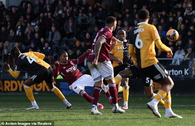 Burton 0-1 West Ham AET: Crysencio Summerville viene al rescate nuevamente mientras los Hammers de 10 hombres luchan contra los luchadores de la Liga Uno en la Copa FA