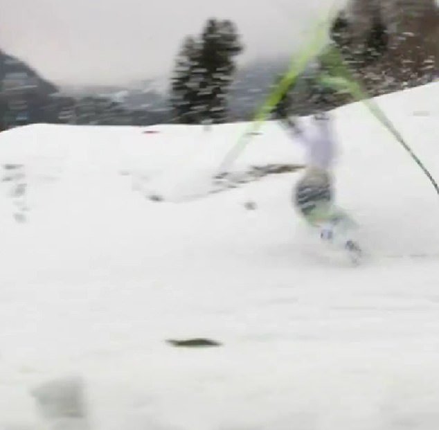 Una esquiadora de fondo sueca se vio obligada a competir en el relevo olímpico de invierno con ONE SKI después de una dramática caída, ¡y su entrenador no logra entregarle un reemplazo!