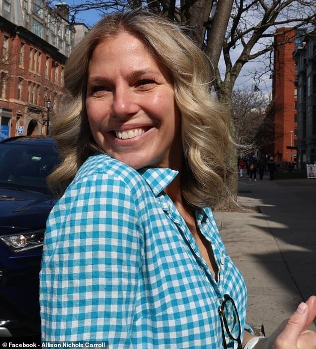 El estudio de cerámica de Boston que adora Zendaya está dirigido por una ex reina del baile de graduación que aterroriza a los homosexuales y a cualquiera que le deje una mala crítica, dicen los lugareños.