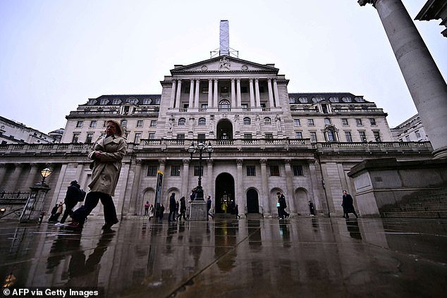 El Banco de Inglaterra dice que el personal masculino con “género fluido” puede usar sombra de ojos y tacones altos en la oficina bajo el nuevo código de vestimenta